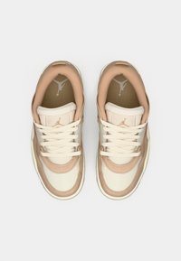 Sneaker mit einem Obermaterial aus cremefarbenem und braunem Leder, flachen Schnürsenkeln, gepolstertem Zungenbereich und gummierter Sohle. Prägedruck-Logo auf der Zunge und der Innensohle.