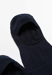 Chaussettes basses bleu marine au design sans couture, fabriquées en tissu doux et extensible. Sections ouvertes pour les orteils et le talon pour une meilleure respirabilité.