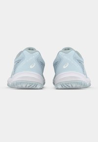 Světlé modré sportovní boty s prodyšnou síťovinou, polstrovanou bílou podrážkou a texturovanými bočními prvky. Vyznačují se brandingem a elegantním designem.