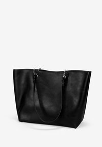 Bolso tote sintético negro con textura suave, parte superior abierta y doble asa para el hombro. Presenta herrajes en tono plateado y un diseño minimalista.