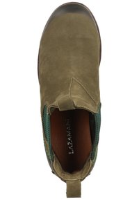 Oliwkowe buty wsuwane z zamszowej cholewki, teksturowane zielone elastyczne boki, brązowe skórzane wnętrze oraz brązowa gumowa podeszwa z zaokrąglonym noskiem.