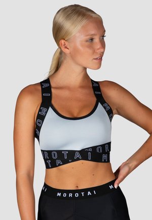 Himmelblauer Sport-BH mit schwarzen Akzentbändern und dem Text "MOROTAI". Schlankes Design, verstellbare Träger und ein glattes, dehnbares Material.