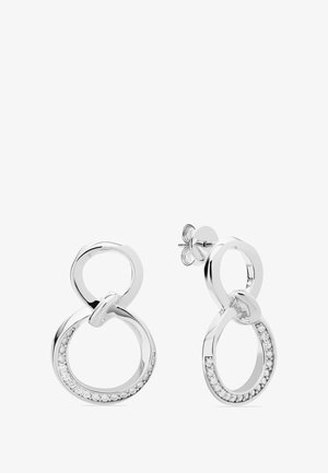 Boucles d'oreilles argentées avec un design de boucles entrelacées, ornées d'accents scintillants le long du bord inférieur et d'une fermeture à tige.