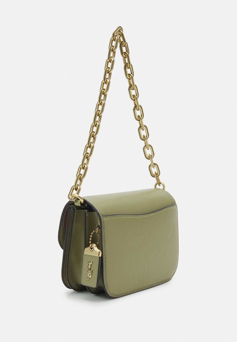 Olivegrüne Leder-Schultertasche mit strukturiertem Design, goldener Kettenriemen und einem Metallschild mit Markenlogo.