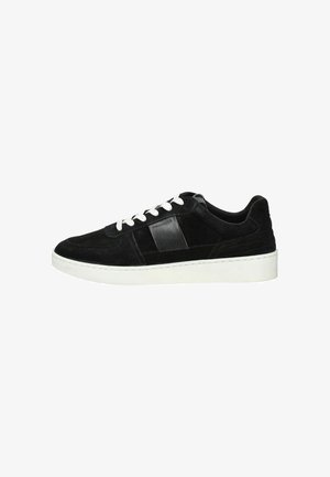 Schwarzer Sneaker mit niedrigem Schnitt, weißen Schnürsenkeln, Wildleder-Obermaterial, schwarzem Leder-Seitenpanel und dicker weißer Gummisohle.