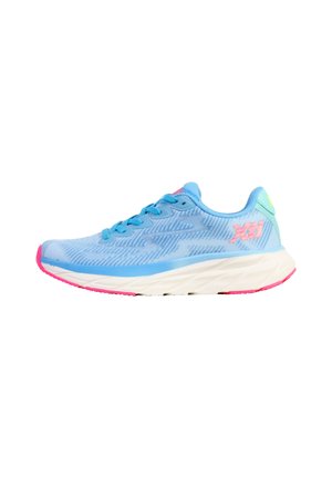 Chaussure de course bleu clair avec accents roses, semelle intermédiaire blanche et languette de talon vert menthe, dotée d'un mesh respirant et d'un design à lacets.