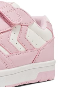 Różowo-białe sneakersy z syntetycznej skóry, z wzorem z chevronów, rzepem, perforowanymi detalami oraz teksturowaną gumową podeszwą.