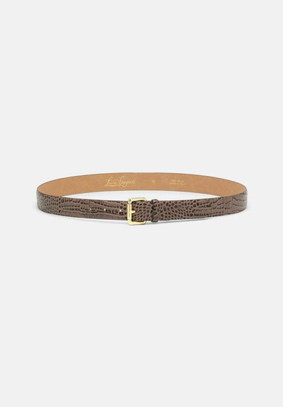 Ceinture en cuir marron avec un motif texturé en alligator. Elle dispose d'une boucle en métal doré et d'un intérieur lisse. Design minimaliste, longueur ajustable.