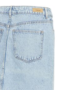 Lichtblauwe denim jeans, achteraanzicht, met één zak en een lederen merklabel met de tekst "fransa" op de tailleband.