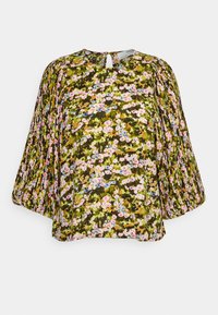 Blusa floral com mangas curtas plissadas. Apresenta uma base verde com flores em rosa, azul e laranja. Detalhe nas costas em formato de olho chave. Tecido leve.
