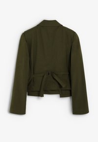Chaqueta verde oliva con un diseño ajustado, que presenta mangas largas, un cinturón en la parte trasera y una textura suave.