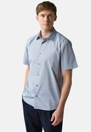 Kurzärmliges Hemd zum Knöpfen in Hellblau und Weiß mit geometrischem Muster, Haifischkragen und kontrastierenden Knöpfen.