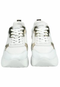 Hvide sneakers med overdæksel i mesh og læder, metallic guld detaljer, snørrebånd design og tykke gummisåler.
