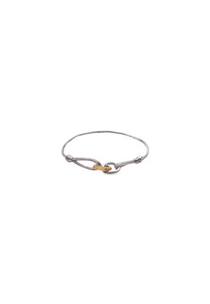 Braccialetto sottile in cordoncino grigio con un piccolo anello circolare intrecciato in oro e argento come elemento decorativo centrale.