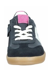 Černobílé tenisky vyrobené z semiše a kůže, kulatý tvar, bílé tkaničky a růžový semišový akcent na jazyku. Gumová podrážka.