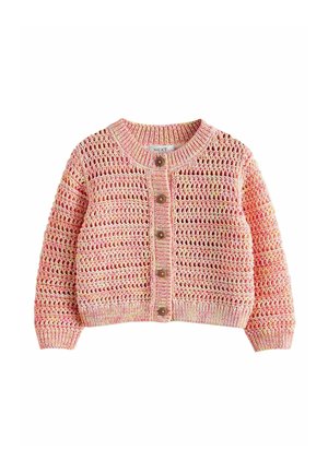 Rosa-gelber, locker gestrickter, kurz geschnittener Cardigan mit rundem Ausschnitt, langen Ärmeln, gerippten Bündchen und Saum sowie fünf hölzernen Knöpfen vorne.