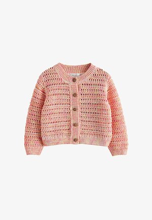 Cardigan court en maille ouverte rose et jaune avec encolure ronde, manches longues, poignets et ourlet côtelés, et cinq boutons en bois sur le devant.