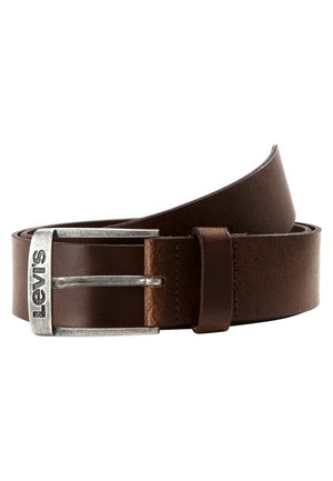 Ceinture en cuir marron foncé roulée avec une boucle en métal argenté gravée de "Levi's" sur le côté gauche.