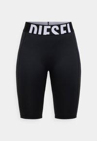 Czarne spodenki kolarskie z szerokim białym paskiem z logo, wykonane z gładkiego, elastycznego materiału o dopasowanym kroju.