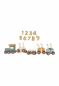 Spalvotas traukinių žaislų rinkinis, pagamintas iš audinio, su žaliu lokomotyvu ir keturiais pastelinių spalvų vagonais, papuoštais detalėmis, tokiomis kaip pabarstukai ir žvakutės, bei mediniais skaičiais.