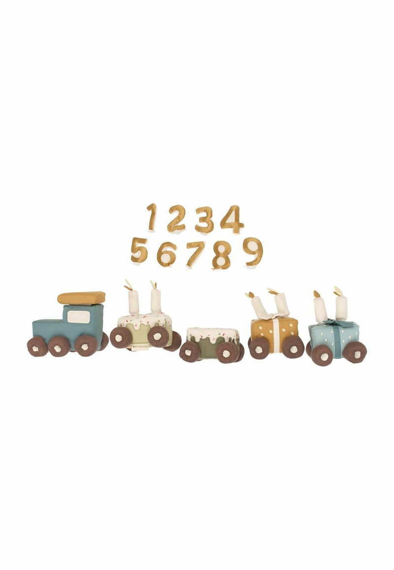 Spalvotas traukinių žaislų rinkinis, pagamintas iš audinio, su žaliu lokomotyvu ir keturiais pastelinių spalvų vagonais, papuoštais detalėmis, tokiomis kaip pabarstukai ir žvakutės, bei mediniais skaičiais.