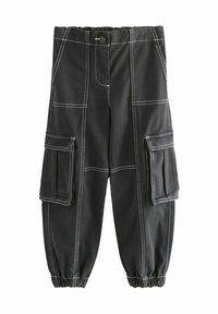 Mustat cargo-housut joustavilla kengänvarrella, joissa on useita taskuja ja valkoisia ompeluja. Valmistettu kestävästä kankaasta.