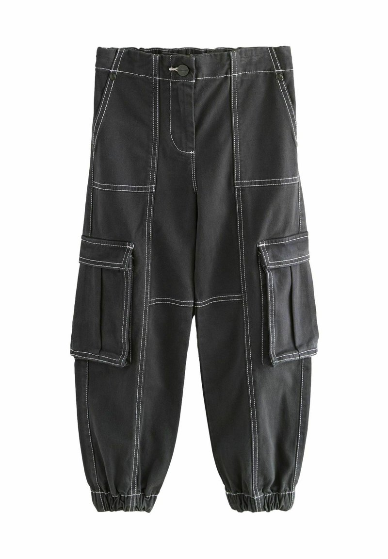 Mustat cargo-housut joustavilla kengänvarrella, joissa on useita taskuja ja valkoisia ompeluja. Valmistettu kestävästä kankaasta.