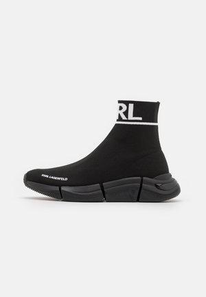 Sort højtop sneaker-strømpe med tyk segmenteret sål, hvid "KARL LAGERFELD" tekst på tåen og "KARL" på ankelfold.