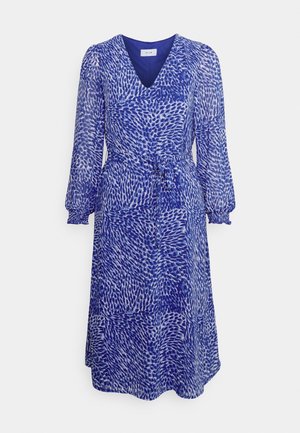 Blå og hvid mønstret midi-kjole med lange puffærmer, V-udskæring, elastiske manchetter og bælte i taljen.