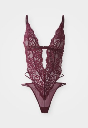 Bordeaux kanten bodysuit met bloemenpatroon, doorzichtige mesh zijkanten, diepe V-halslijn en dunne verstelbare schouderbandjes op een witte achtergrond.