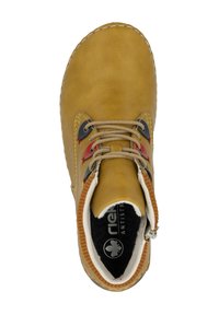 Bottine en cuir marron avec œillets multicolores, lacets beiges, doublure texturée crème et semelle intérieure rembourrée avec logo.