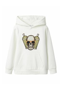 Hoodie blanc avec un graphique d'un crâne portant des lunettes de soleil orange, accompagné de deux bombes de peinture en arrière-plan. Il dispose d'une poche avant et de manches longues.