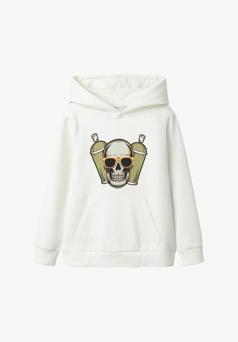 Sudadera blanca con un gráfico de una calavera que lleva gafas de sol naranjas, con dos latas de spray detrás. Tiene un bolsillo frontal y mangas largas.