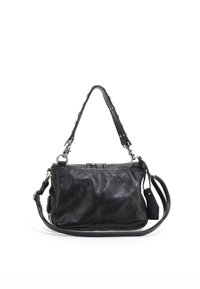 Czarna skórzana torebka o gładkiej fakturze, z zamkiem błyskawicznym, z dwoma opcjami noszenia pasków oraz małym akcentem w postaci metki. Kompaktowy prostokątny kształt.