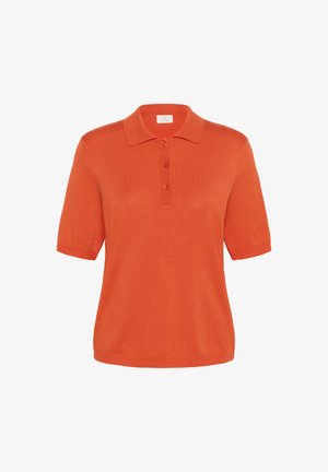 Polo en maille à manches courtes orange avec col et patte de boutonnage à trois boutons, présenté sur un fond blanc uni.