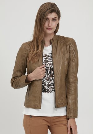 Braune Lederjacke mit tailliertem Design, Reißverschluss und Stehkragen. Glatte Textur und genähte Details. Getragen über einem Hemd mit Blumendruck.