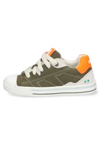 Zielony syntetyczny sneaker z białym gumowym noskiem, pomarańczowym akcentem na pięcie i kremowymi sznurowadłami. Posiada kontrastowe przeszycia oraz wzorzysty design.
