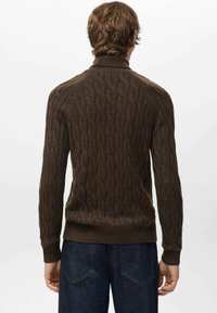 Brązowy sweter w splot kablowy z prążkowanymi mankietami i zakończeniem. Posiada wysoki kołnierz, teksturowany wzór oraz dopasowany krój dla przylegającego dopasowania.