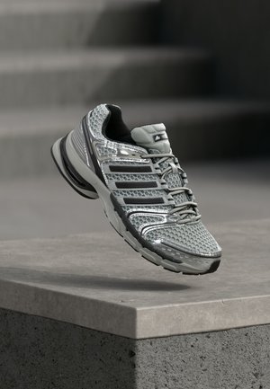 ADISTAR CONTROL - Αθλητικά παπούτσια - grey two/core black/silver-coloured metallic