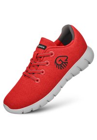 Baskets de sport rouges avec une tige en tissu texturé, semelle en caoutchouc grise, design à lacets et un logo noir sur le côté. Construction douce et légère.