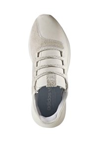 Hvit sportsko med en blanding av glatte og semskede teksturer, med fire elastiske bånd og et teksturert stofffor inni.