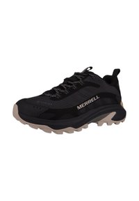 Czarne buty trekkingowe z teksturowaną cholewką, z wyraźnym logiem "MERRELL", odblaskowymi sznurowadłami oraz solidną podeszwą zapewniającą przyczepność.