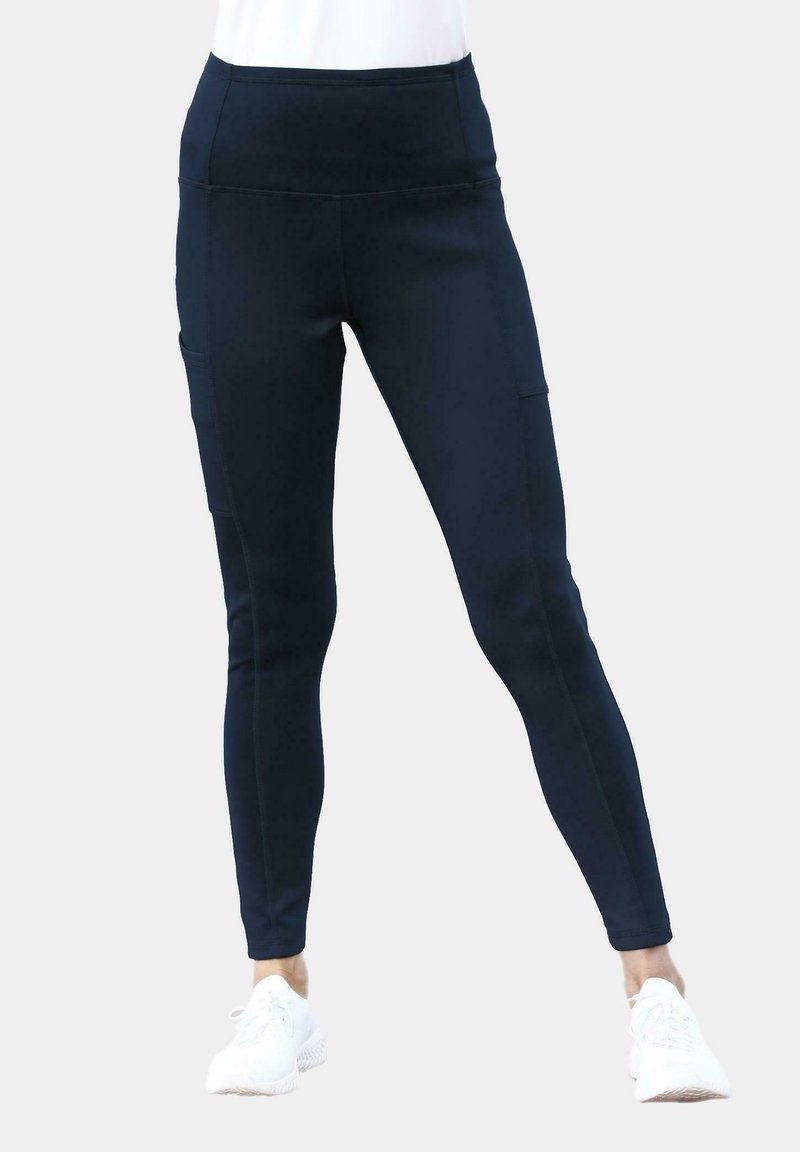 Leggings de sport bleu marine en tissu extensible avec taille haute, poches latérales et coupe ajustée, conçus pour le confort et le mouvement.