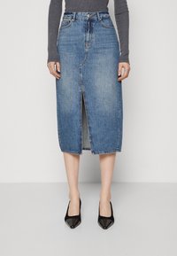 ONLY Tall ONLBIANCA MIDI SLIT SKIRT - Uska suknja - medium blue denim/green cast
