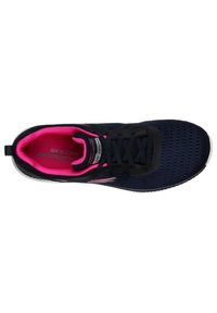 Baskets de sport bleu marine foncé avec accents roses, présentant un dessus en maille, un col rembourré et une semelle intérieure en mousse à mémoire de forme. Bout arrondi et semelle texturée.