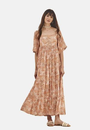 Vestido largo vaporoso en suave tejido melocotón con un patrón de hojas, que presenta mangas cortas, escote cuadrado y diseño en capas.