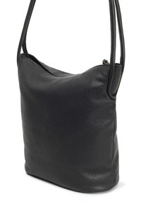 Sac à épaule en cuir noir avec une surface douce et texturée, une forme décontractée et des doubles sangles fines. Il dispose d'une fermeture zippée sur le dessus.