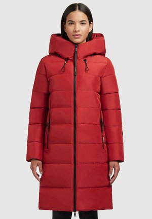 Manteau long en duvet rouge avec un col haut et une capuche à cordon de serrage, dot�é d'une fermeture éclair à l'avant, de poches latérales et d'un motif matelassé horizontal.