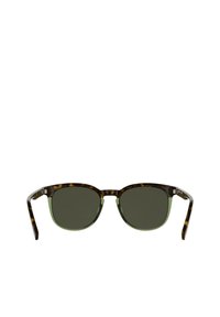 Occhiali da sole tartarugati con lenti verdi, forma quadrata e dettagli in metallo sulle aste, caratterizzati da una finitura lucida e un design robusto.