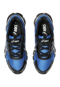 Chaussures de sport bleues et noires avec tige en mesh, empeigne texturée, lacets noirs et logo sur la languette, dotées d'un col rembourré et d'une semelle extérieure en caoutchouc.